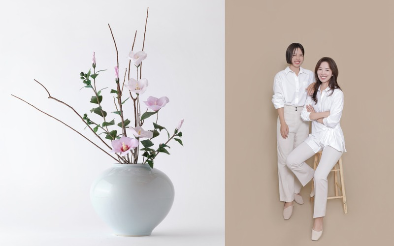 Hanjiroum studio founders Kwon Young-eun and Kwon Young-hyun (right) Mugunghwa Hanji flowers art craft - Credits to Hanjiroum Studio (Permission Acquired)