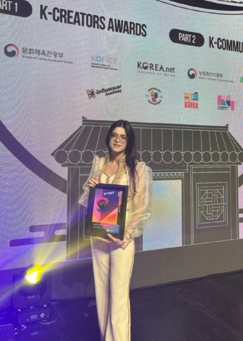 Picture credit- K-Influencer Salma Knani with the award