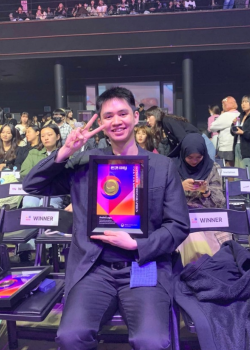 Andrei Renzo Castro Lagtu with the award