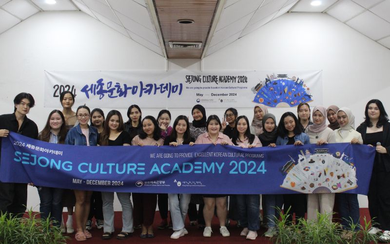 Participants and Kang pose for a group photo at the end of the Sejong Culture Academy event in Jakarta, marking a memorable conclusion to the K-Beauty seminar. (KSI Jakarta)