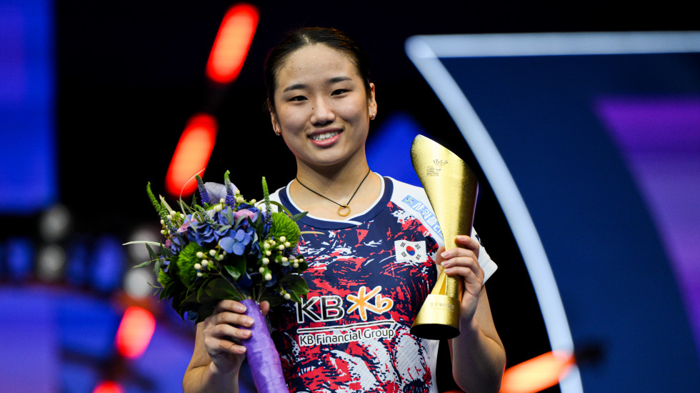 Superstar An Se Young on Nov. 24 celebrates her women's singles win at the Badminton World Federation's World Tour Super 750 Chinese Masters in Shenzhen, China. (Goh Ean Jie and Mak Chiu Wo / Badmintonphoto) 