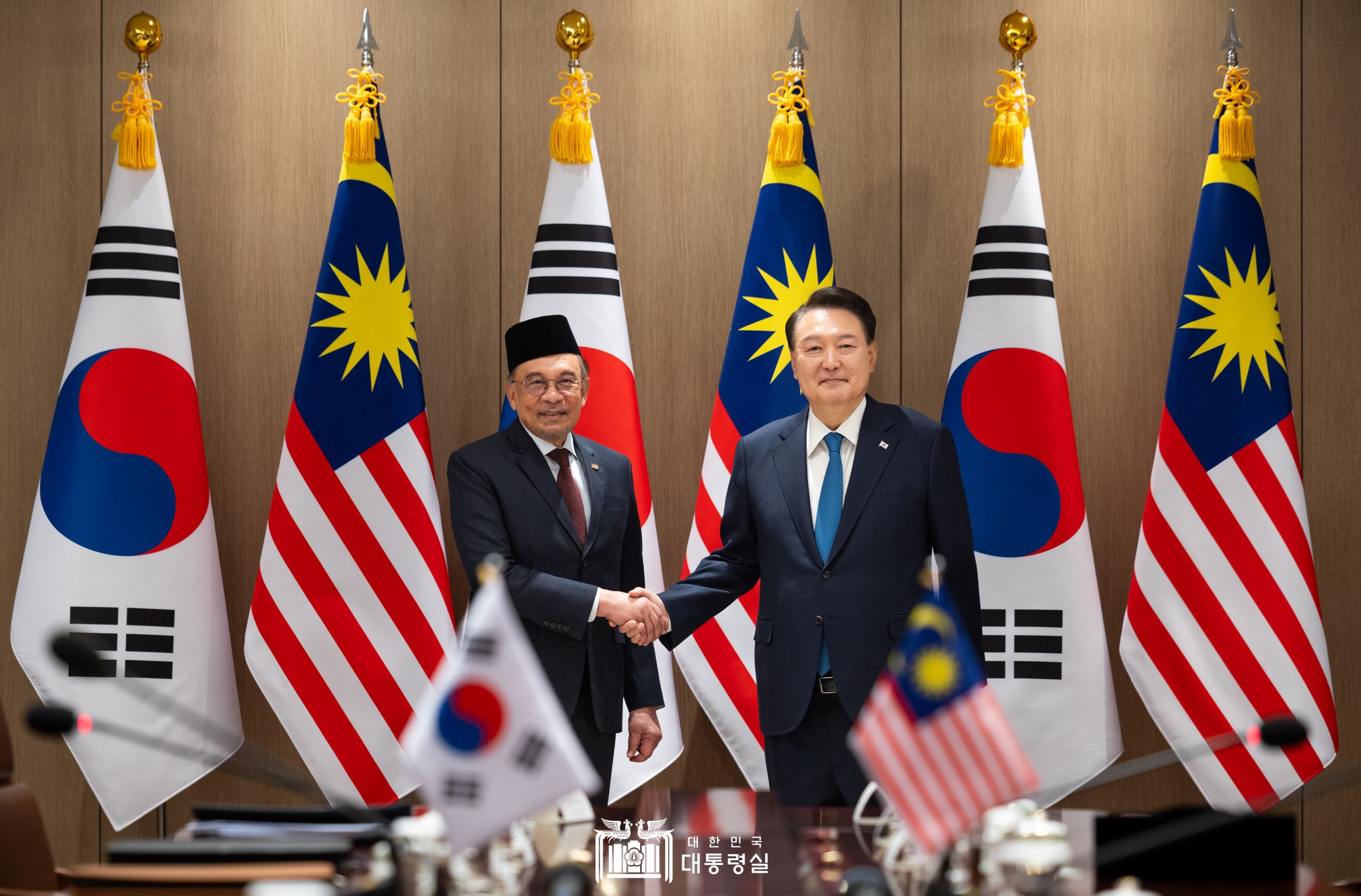 President Yoon Suk Yeol (right) and Malaysian Prime Minister Dato Seri Anwar Ibrahim on Nov. 25 pose for photos for their bilateral summit at the Office of the President in Seoul. 