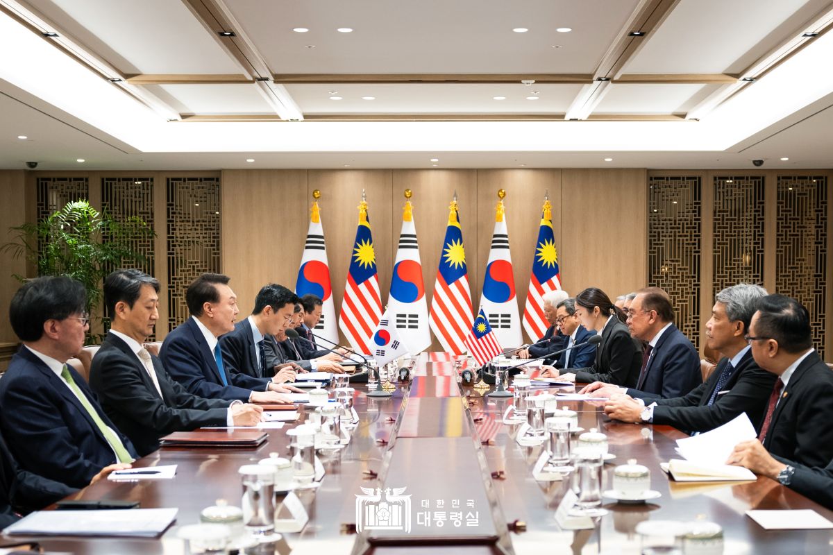 President Yoon Suk Yeol (third from left) and Malaysian Prime Minister Anwar Ibrahim (third from right) on Nov. 25 hold their bilateral summit at the Office of the President in Seoul.  