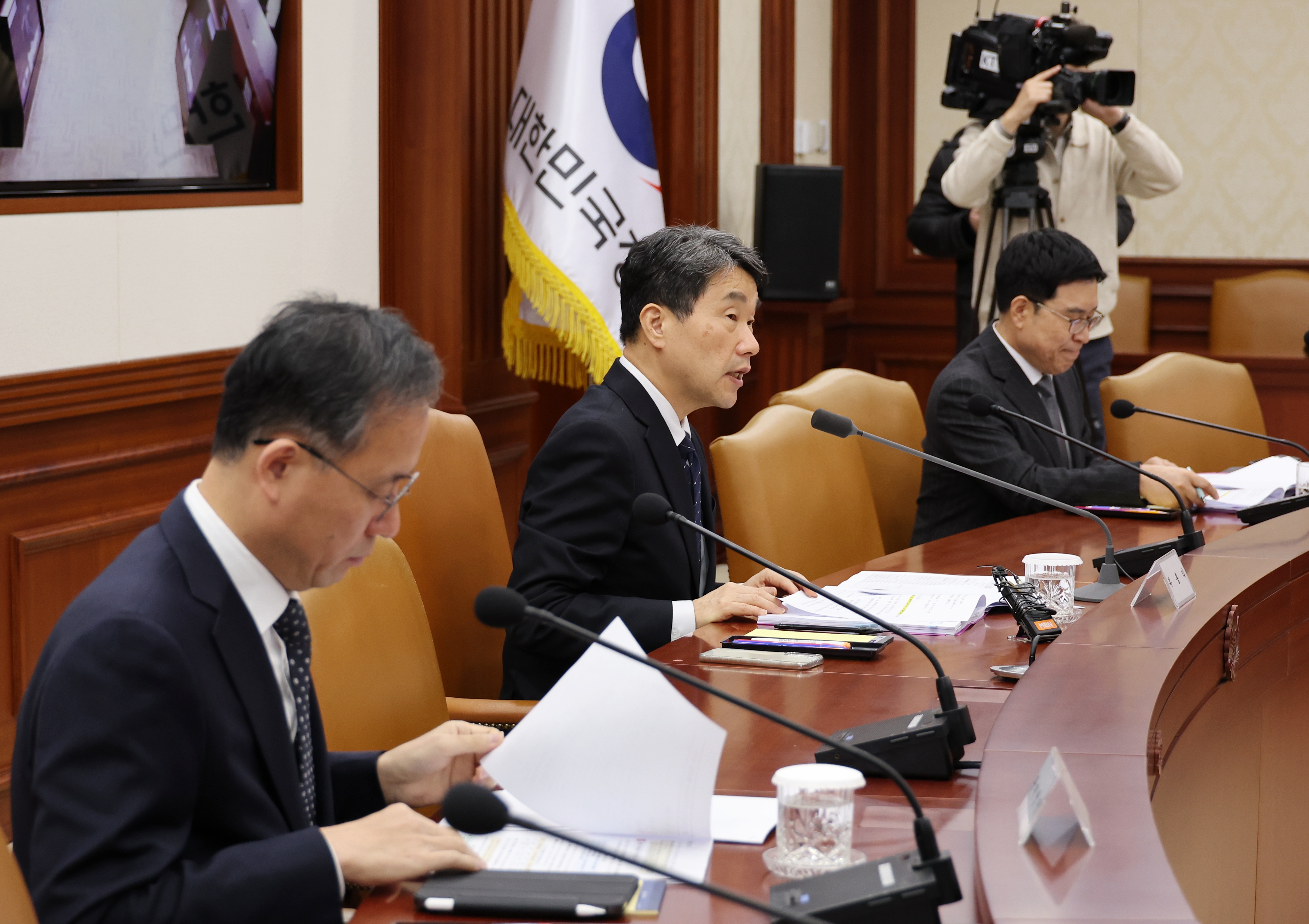 Deputy Prime Minister and Minister of Education Lee Ju-Ho (second fright left) on Nov. 25 gives a speech at the ninth ministerial meeting on social affairs at Government Complex-Seoul in Seoul's Jongno-gu District. (Ministry of Education)  