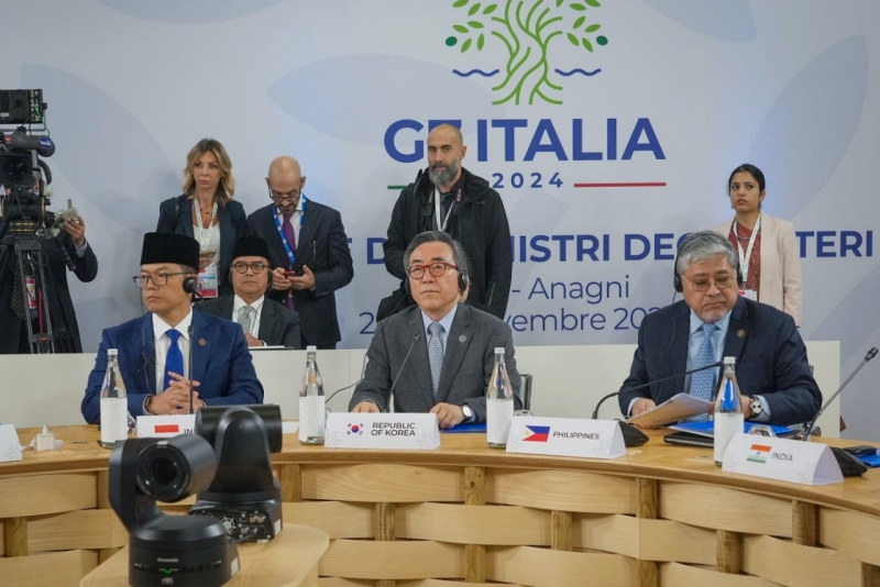 Minister of Foreign Affairs Cho Tae-yul (second from left in front row) on Nov. 26 attends an outreach session for the Indo-Pacific region at the Group of Seven Foreign Ministers' Meeting in Fiuggi, Italy. (Ministry of Foreign Affairs)  