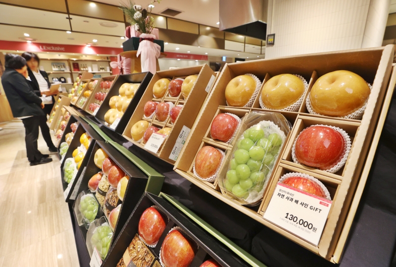 Jan. 27, the day before the Seollal (Lunar New Year) holidays begin, has been designated a temporary public holiday. Shown are fruit gift sets for Seollal on Jan. 7 at a department store in Seoul. (Yonhap News)