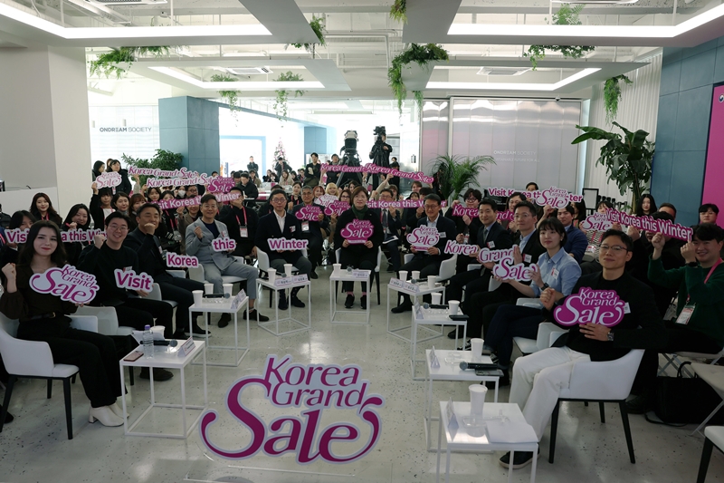 Vice Minister of Culture, Sports and Tourism Jang Miran on Jan. 15 takes a group photo with leading officials at the opening ceremony of this year's Korea Grand Sale at On Dream Society in Seoul's Jung-gu District.