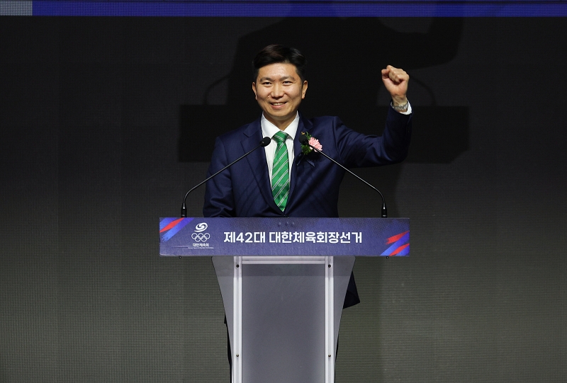 Ryu Seung-min, former head of the Korea Table Tennis Association, on Jan. 14 pumps his fist after being elected president of the Korean Sport & Olympic Committee at Olympic Hall of Olympic Park in Seoul's Songpa-gu District. (Yonhap News)