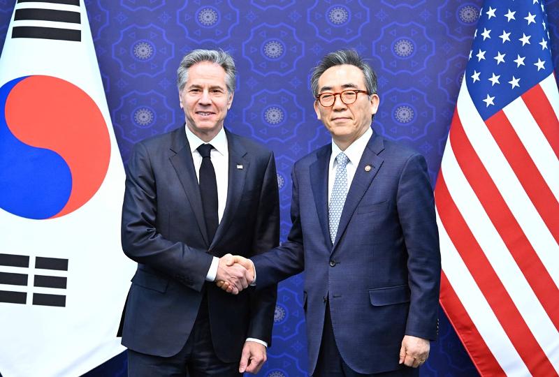 Minister of Foreign Affairs Cho Tae-yul (right) on March 18, 2023, takes a photo with U.S. Secretary of State Antony Blinken at a luncheon conference hosted by the ministry in Seoul's Jongno-gu District. (Ministry of Foreign Affairs)