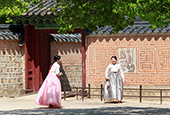 Royal palace graced by Hanbok