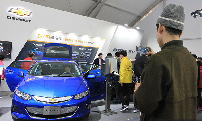 Electric vehicle expo shows off green tech