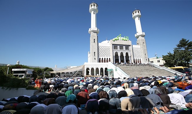 Muslims celebrate <i>Eid al-Adha</i> in Seoul