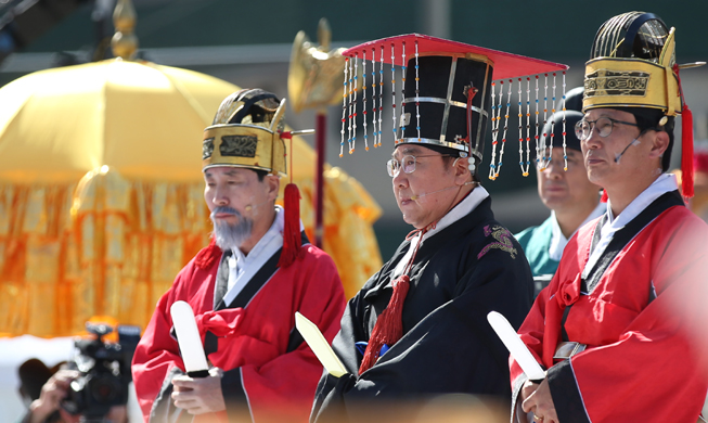 Emperor Gojong’s coronation reenacted to mark 120th anniversary of Daehan Empire