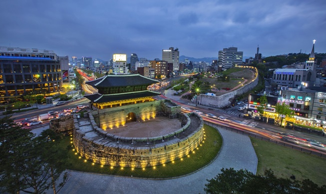 Seoul hosts night tours at historical sites for non-Korean tourists