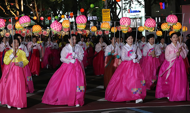 Lotus Lantern Parade lights up Seoul