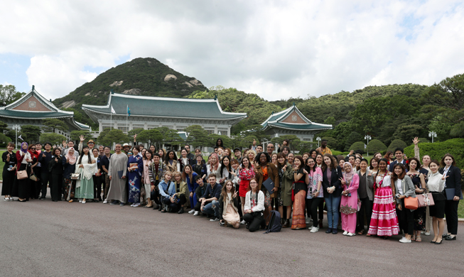 First lady calls Korea.net Honorary Reporters 'dandelion seeds of peace'