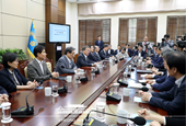 Opening Remarks by President Moon Jae-in at Meeting with His Senior Secretaries