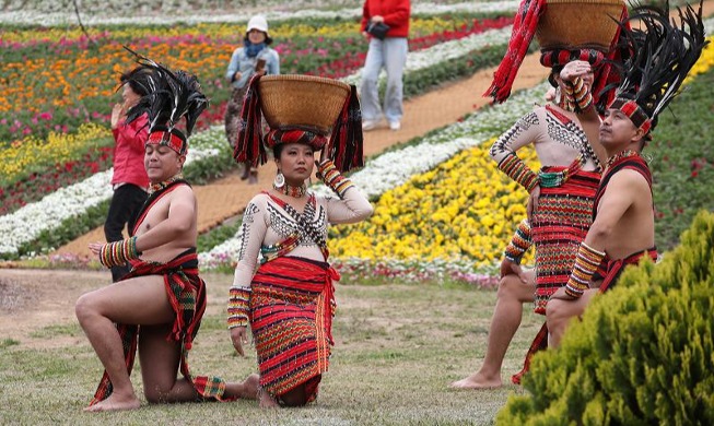 Traveling Philippine troupe performs at Dolmen Festival