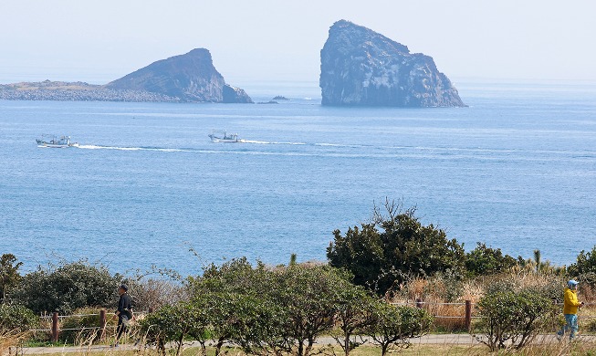 Springtime walk along Songaksan Mountain's trail Dulle-gil