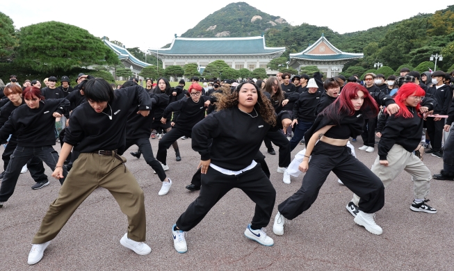 Int'l K-pop flash mob at Cheong Wa Dae