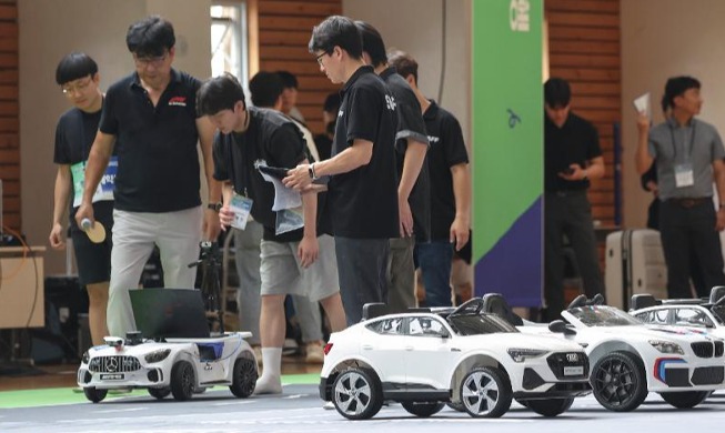 Showing self-developed vehicles at autonomous driving contest