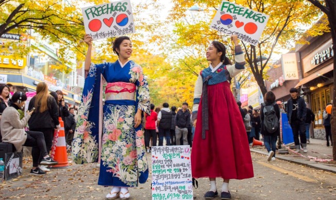 Giving free hugs to mend strained ties between Korea and Japan