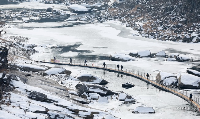 Cheorwon Hantangang River Ice Trekking Festival