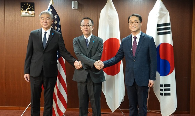 Top nuclear envoys of Korea, US, Japan shake hands