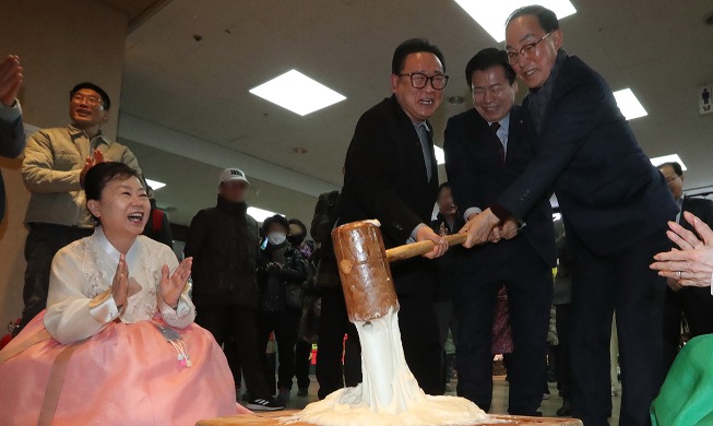 Hammering rice cake batter marking 1st day of 2nd month on lunar calendar