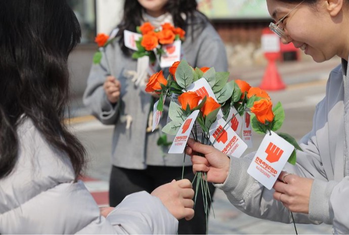 Rose-sharing campaign to mark Int'l Women's Day