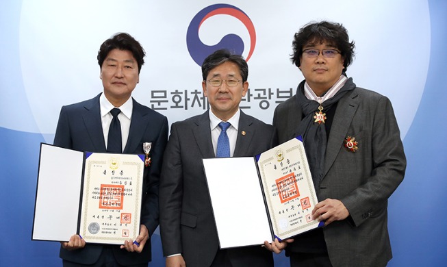 'Parasite' director and actor receive nat'l culture awards