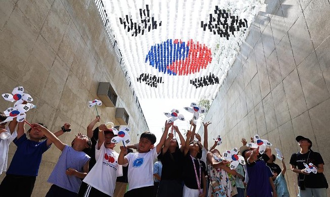 Paper version of nat'l flag to mark Liberation Day