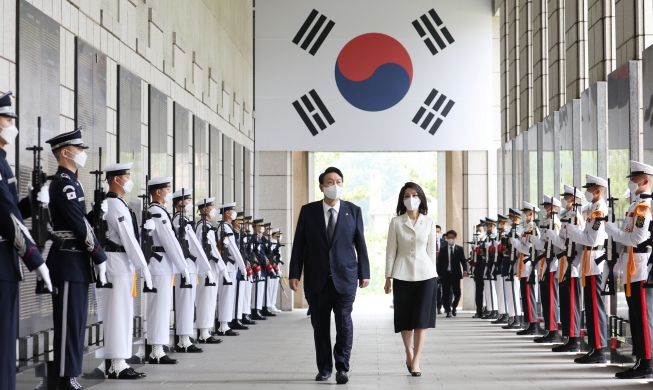 President Yoon, first lady visit monuments to fallen soldiers