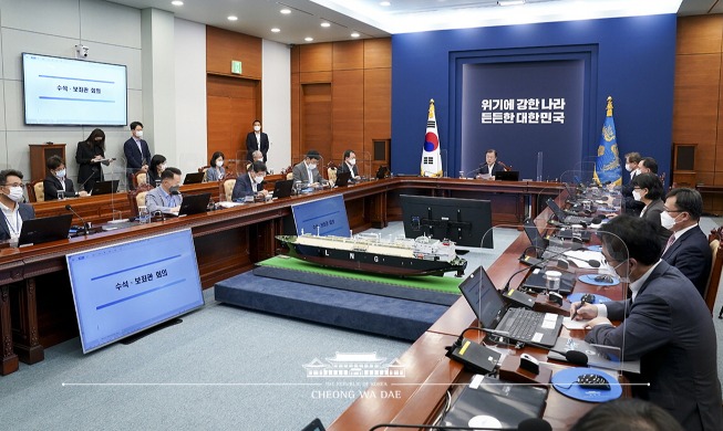 Opening Remarks by President Moon Jae-in at Meeting with His Senior Secretaries