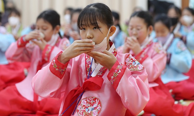 Elementary school students learn traditional tea etiquette