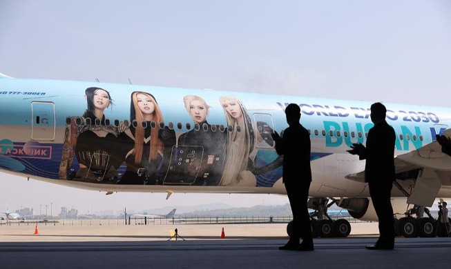 BLACKPINK-decorated plane promotes World Expo bid