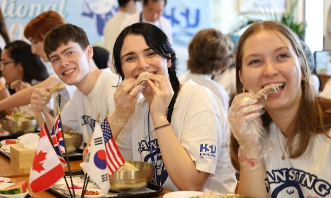 Int'l students try ginseng chicken soup