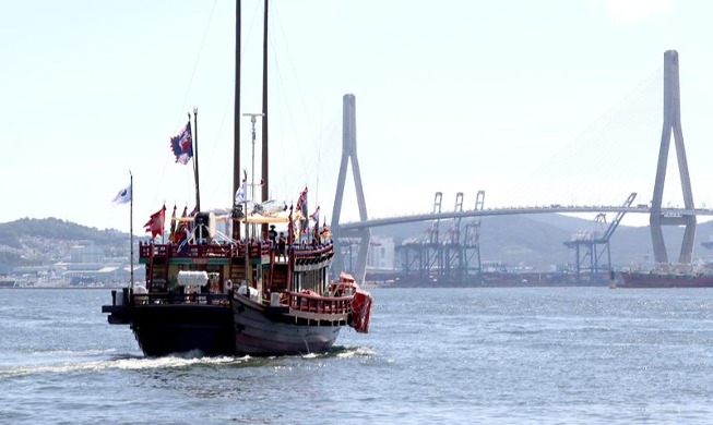 Joseon-era vessel departs on first trip in 212 years