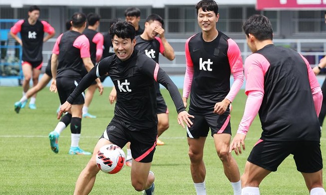 Son Heung-min trains for friendly vs. Paraguay