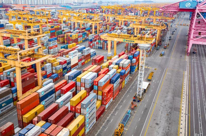 Exports from January through October this year reached USD 565.8 billion. Shown are containers loaded for outbound shipping at the Port of Busan. (Official Facebook page of Busan Port Authority)  