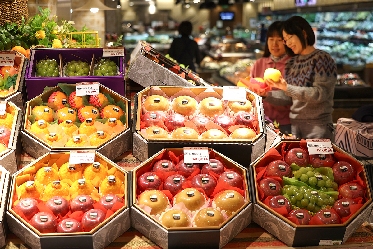 Gift sets of premium fruit on Jan. 13 are displayed at Daegu Department Store's Daebak Plaza branch ahead of the Seollal (Lunar New Year) holidays.