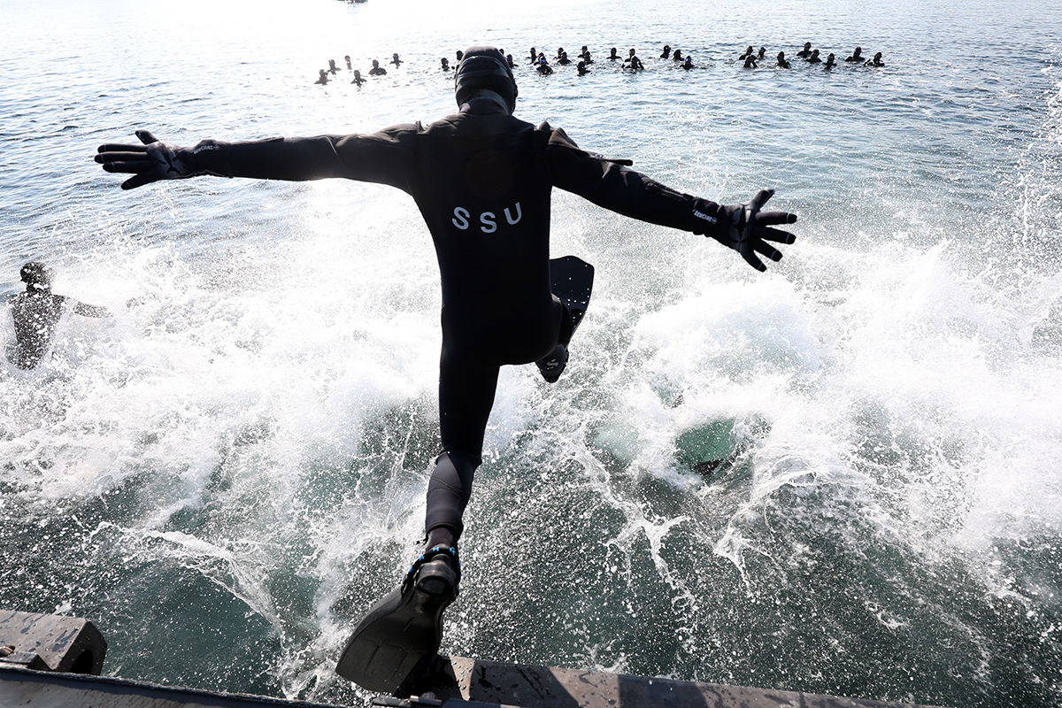 A member of the Republic of Korea Navy's sea salvage and rescue unit on Jan. 17 dives into the water for combat swimming as part of cold weather training at Jinhae Naval Port in Jinhae-gu District of Changwon, Gyeongsangnam-do Province, three days ahead of Daehan (Great Cold), the 24th and final solar term of the lunar calendar.